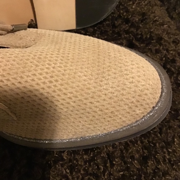 New , VINCE CAMUTO, size 7 medium, leather upper, glitter sole edges, beautiful - Picture 3 of 3